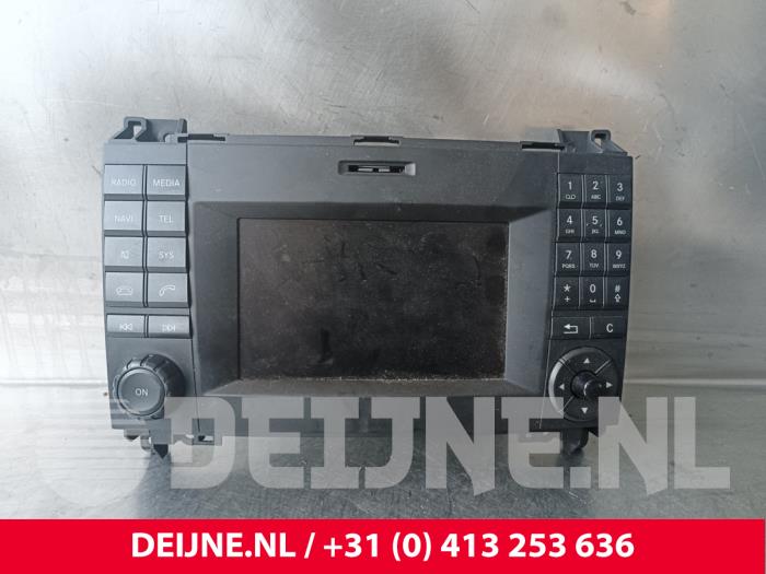 Używane Radio Mercedes Sprinter 5t (906.15/906.25) 516 CDI 16V Cena € 393,25 Z VAT oferowane przez van Deijne Onderdelen Uden B.V.