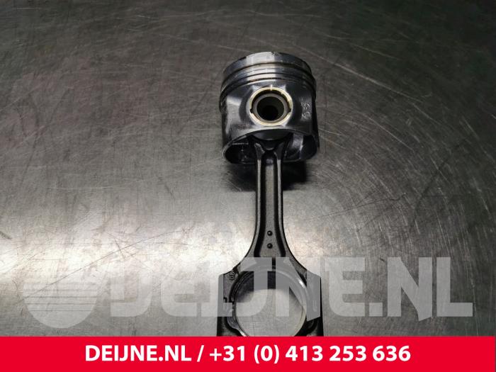 Usagé Piston Volvo V60 Cross Country II (ZZ) 2.0 B4 16V Mild Hybrid AWD Prix € 125,00 Règlement à la marge proposé par van Deijne Onderdelen Uden B.V.