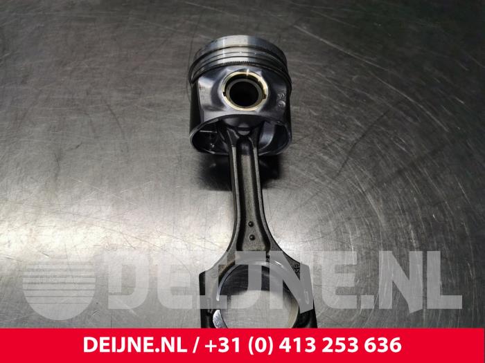 Usagé Piston Volvo V60 Cross Country II (ZZ) 2.0 B4 16V Mild Hybrid AWD Prix € 125,00 Règlement à la marge proposé par van Deijne Onderdelen Uden B.V.