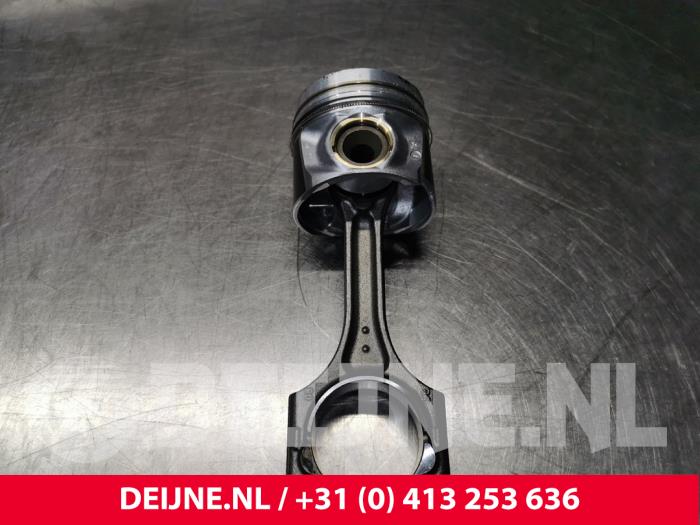 Usagé Piston Volvo V60 Cross Country II (ZZ) 2.0 B4 16V Mild Hybrid AWD Prix € 125,00 Règlement à la marge proposé par van Deijne Onderdelen Uden B.V.