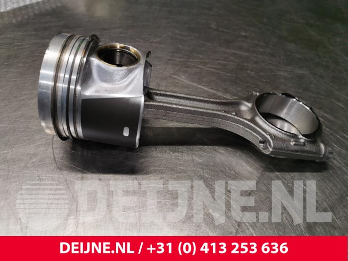 Kolben van een Volvo V60 Cross Country II (ZZ) 2.0 B4 16V Mild Hybrid AWD 2022