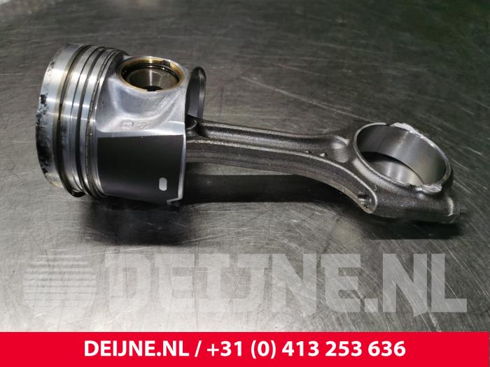 Kolben van een Volvo V60 Cross Country II (ZZ) 2.0 B4 16V Mild Hybrid AWD 2022