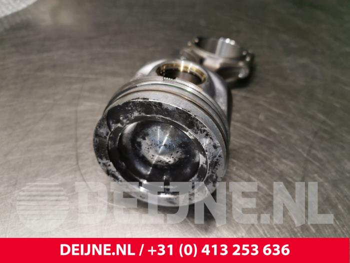 Kolben van een Volvo V60 Cross Country II (ZZ) 2.0 B4 16V Mild Hybrid AWD 2022