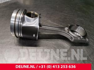 Kolben van een Volvo V60 Cross Country II (ZZ) 2.0 B4 16V Mild Hybrid AWD 2022