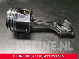 Kolben van een Volvo V60 Cross Country II (ZZ) 2.0 B4 16V Mild Hybrid AWD 2022