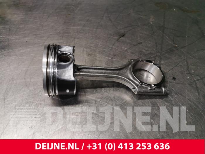 Usados Pistón Volvo XC40 (XZ) 2.0 B4 16V Mild Hybrid Geartronic AWD Precio € 150,00 Norma de margen ofrecido por van Deijne Onderdelen Uden B.V.