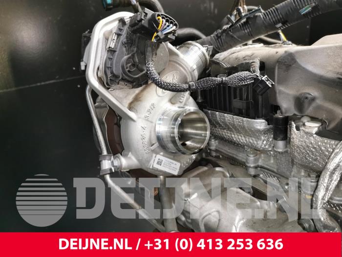 Motor van een Ford Transit Custom 2.0 TDCi 16V Eco Blue 130 mHEV 2020