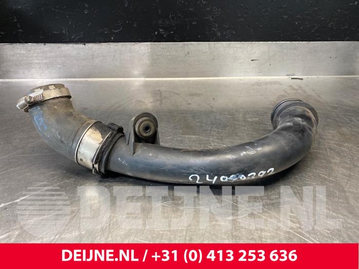 Usagé Tube intercooler Volkswagen Transporter T5 2.0 TDI DRF Prix € 30,25 Prix TTC proposé par van Deijne Onderdelen Uden B.V.