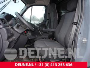 Begagnade Säte, vänster Renault Master III (MA/MB/MC/MD/MH/MF/MG/MH) 2.3 dCi 135 16V FWD Pris € 332,75 Inklusive moms erbjuds av van Deijne Onderdelen Uden B.V.