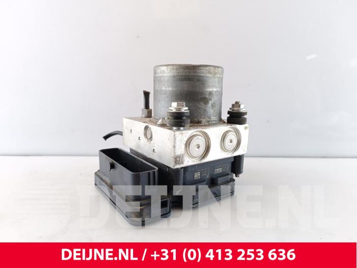 Usagé Pompe ABS Peugeot Partner (EA//EF/EN/EU) 1.5 BlueHDi 100 Prix € 133,10 Prix TTC proposé par van Deijne Onderdelen Uden B.V.