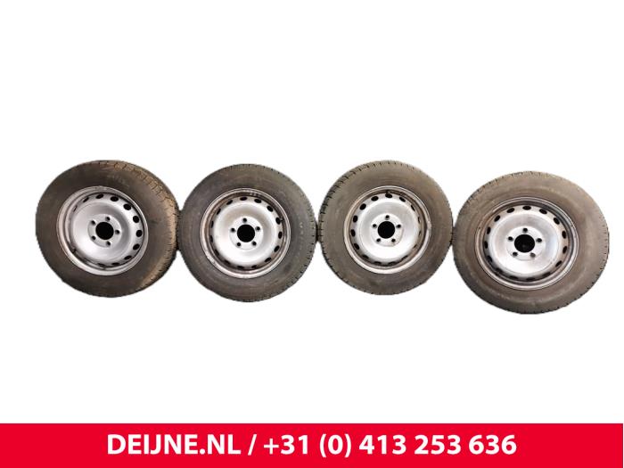 Używane Zestaw obreczy Renault Master III (EV/HV/UV/VA/VB/VD/VF/VG/VJ) ZE 33 kWh Cena € 302,50 Z VAT oferowane przez van Deijne Onderdelen Uden B.V.