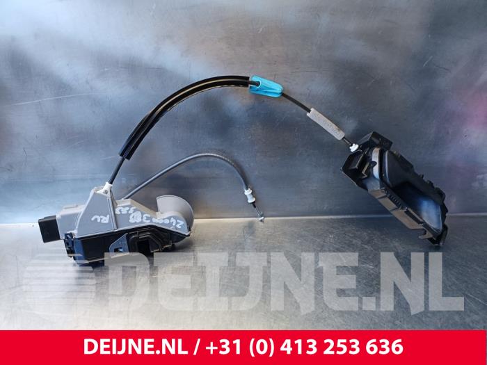 Begagnade Dörrlåsmekanism, 2-dörrars, höger Peugeot Partner (EA//EF/EN/EU) 1.5 BlueHDi 100 Pris € 54,45 Inklusive moms erbjuds av van Deijne Onderdelen Uden B.V.