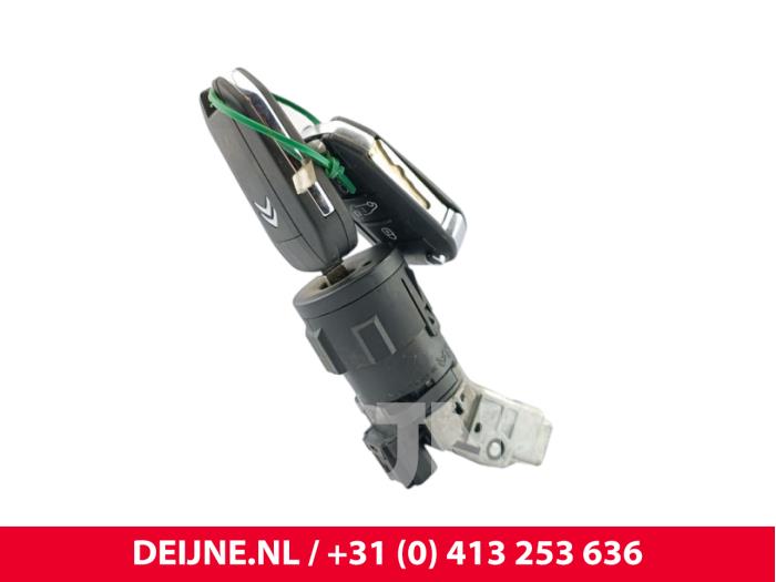 Używane Stacyjka + Kluczyk Citroen Jumpy 1.5 Blue HDi 120 Cena € 24,20 Z VAT oferowane przez van Deijne Onderdelen Uden B.V.