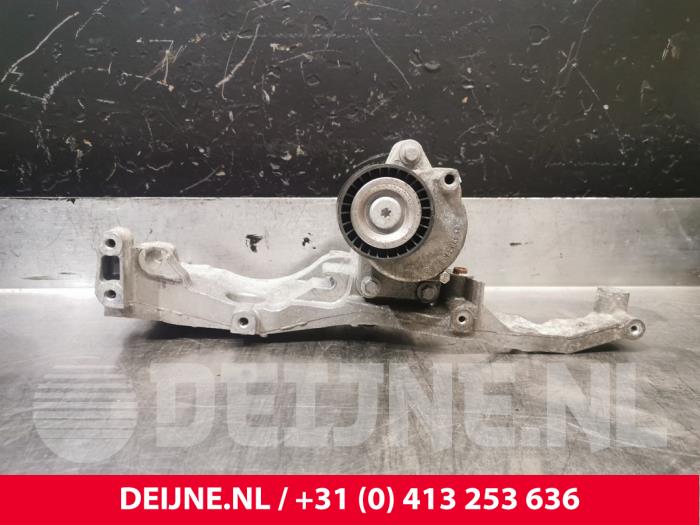 Usagé Support dynamo bas Citroen Jumpy 2.0 Blue HDI 120 Prix € 42,35 Prix TTC proposé par van Deijne Onderdelen Uden B.V.