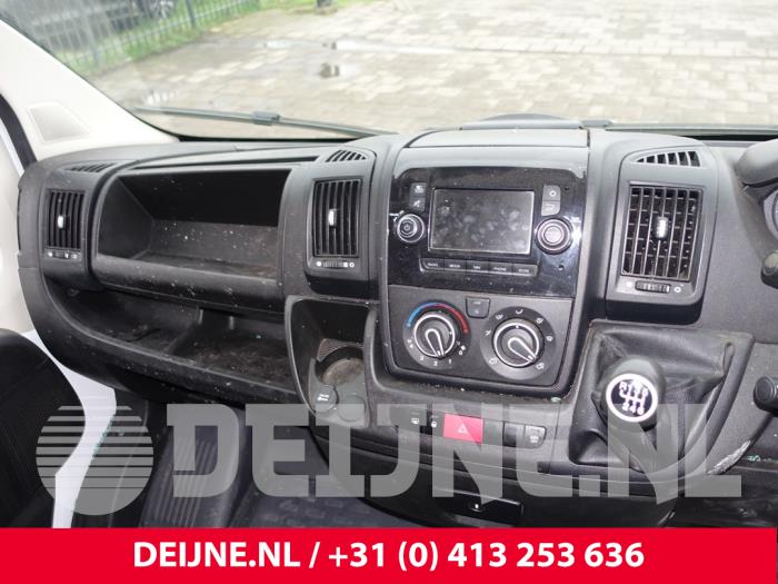 Radio från en Citroën Jumper (U9) 2.2 Blue HDi 140 2021