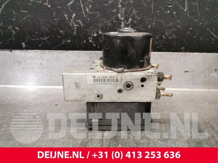 Usagé Bloc ABS Volvo XC70 (SZ) XC70 2.4 T 20V Prix € 75,00 Règlement à la marge proposé par van Deijne Onderdelen Uden B.V.