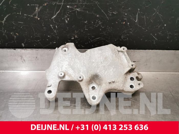 Used Engine mount Opel Vivaro 1.6 CDTi BiTurbo 125 Price € 42,35 Inclusive VAT offered by van Deijne Onderdelen Uden B.V.