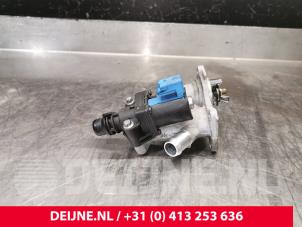 Usados Cuerpo de termostato Volvo V70 (BW) 1.6 T4 16V Precio € 60,00 Norma de margen ofrecido por van Deijne Onderdelen Uden B.V.