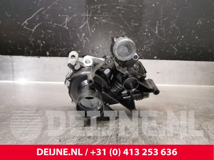 Używane Pompa wodna Peugeot Partner (EA//EF/EN/EU) 1.5 BlueHDi 100 Cena € 121,00 Z VAT oferowane przez van Deijne Onderdelen Uden B.V.