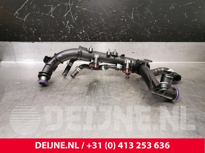 Gebrauchte Wasserrohr Peugeot Partner (EA//EF/EN/EU) 1.5 BlueHDi 100 Preis € 90,75 Mit Mehrwertsteuer angeboten von van Deijne Onderdelen Uden B.V.