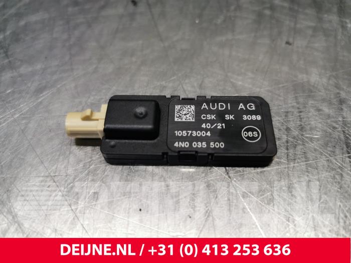 Używane Antena Porsche Taycan Cross Turismo (Y1B) 4S Performance Battery Plus Cena € 24,20 Z VAT oferowane przez van Deijne Onderdelen Uden B.V.