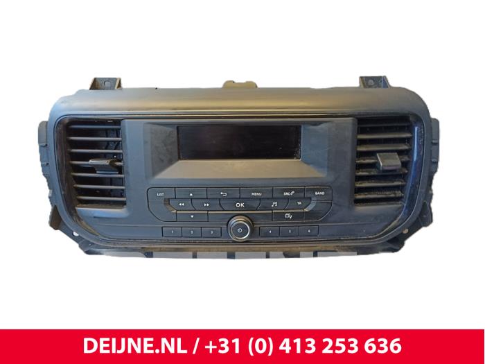Używane Radio Citroen Jumpy 2.0 Blue HDI 150 Cena € 181,50 Z VAT oferowane przez van Deijne Onderdelen Uden B.V.
