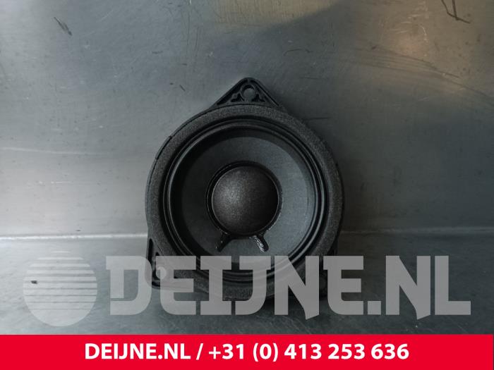 Używane Glosnik Porsche Taycan Cross Turismo (Y1B) 4S Performance Battery Plus Cena € 36,30 Z VAT oferowane przez van Deijne Onderdelen Uden B.V.