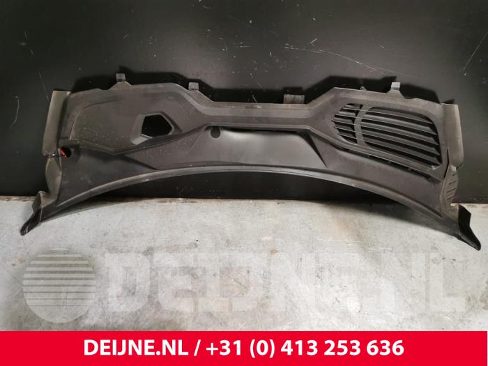Używane Parawan Porsche Taycan Cross Turismo (Y1B) 4S Performance Battery Plus Cena € 42,35 Z VAT oferowane przez van Deijne Onderdelen Uden B.V.