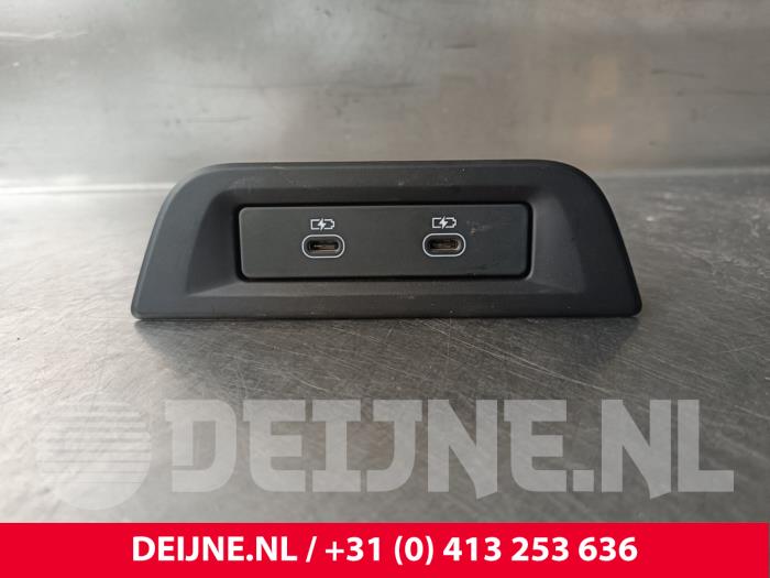 Używane Modul USB Porsche Taycan Cross Turismo (Y1B) 4S Performance Battery Plus Cena € 72,60 Z VAT oferowane przez van Deijne Onderdelen Uden B.V.