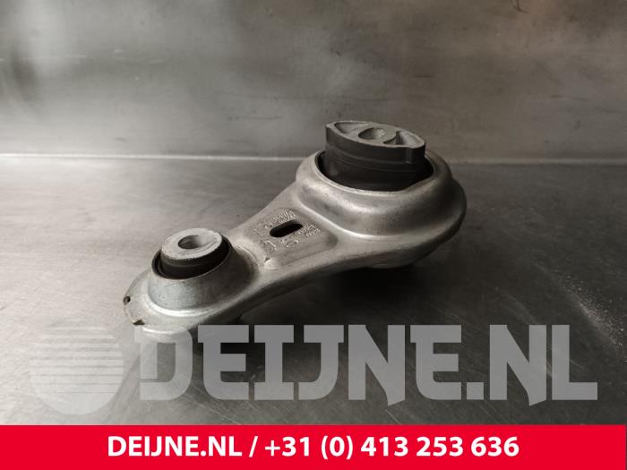 Used Engine mount Renault Master III (MA/MB/MC/MD/MH/MF/MG/MH) 2.3 dCi 135 16V FWD Price € 36,30 Inclusive VAT offered by van Deijne Onderdelen Uden B.V.