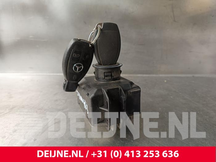 Używane Stacyjka + Kluczyk Mercedes Vito (447.6) 1.6 111 CDI 16V Cena € 242,00 Z VAT oferowane przez van Deijne Onderdelen Uden B.V.