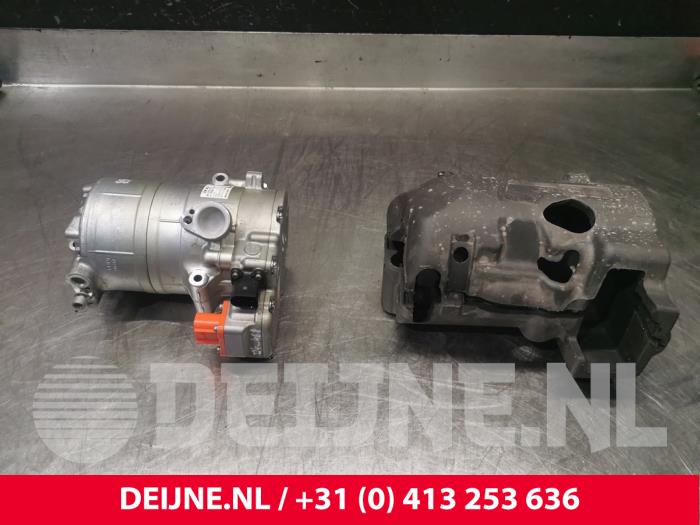 Usagé Compresseur de clim Porsche Taycan Cross Turismo (Y1B) 4S Performance Battery Plus Prix € 816,75 Prix TTC proposé par van Deijne Onderdelen Uden B.V.