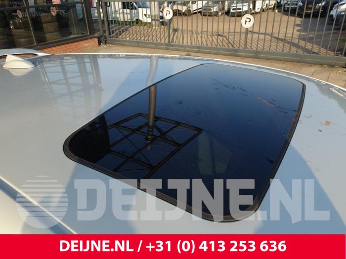 Używane Szyberdach Volvo C30 (EK/MK) 1.6 16V Cena € 100,00 Procedura marży oferowane przez van Deijne Onderdelen Uden B.V.