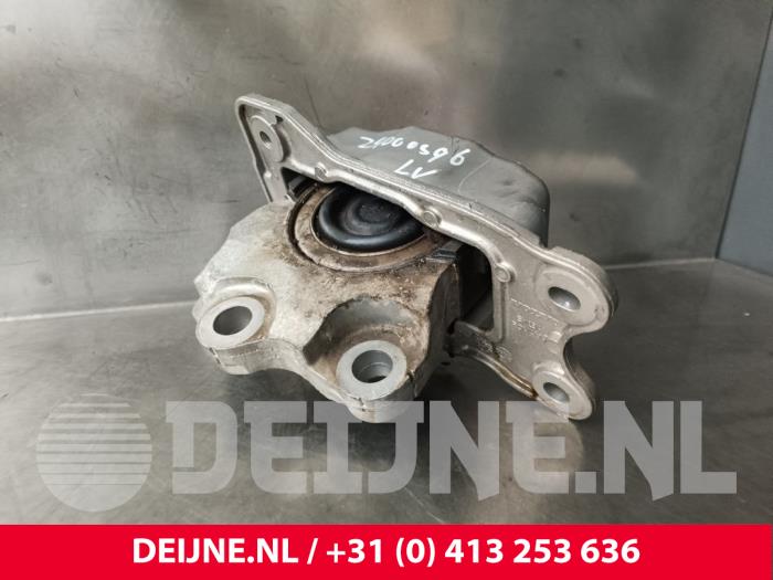 Used Engine mount Volvo V60 II (ZW) 2.0 B3 16V Mild Hybrid Price € 50,00 Margin scheme offered by van Deijne Onderdelen Uden B.V.