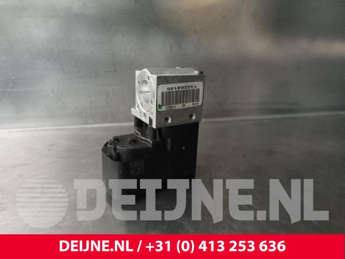 Gebrauchte Ventilblock hydraulisch Porsche Taycan Cross Turismo (Y1B) 4S Performance Battery Plus Preis € 242,00 Mit Mehrwertsteuer angeboten von van Deijne Onderdelen Uden B.V.