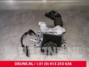 Usagé Pompe à huile Volvo XC60 II (UZ) 2.0 T5 16V Prix € 121,00 Prix TTC proposé par van Deijne Onderdelen Uden B.V.