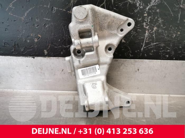Usagé Support dynamo haut Volvo XC60 II (UZ) 2.0 T5 16V Prix € 60,50 Prix TTC proposé par van Deijne Onderdelen Uden B.V.