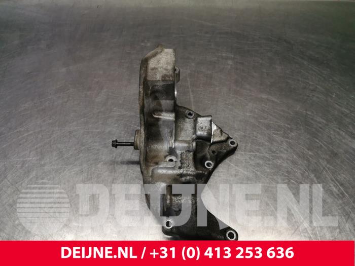 Usagé Support dynamo bas Volvo V40 (MV) 2.0 D4 16V Prix € 50,00 Règlement à la marge proposé par van Deijne Onderdelen Uden B.V.
