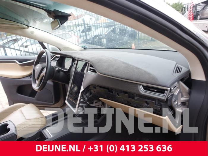 Begagnade Handskfack Tesla Model X P90D Pris € 54,45 Inklusive moms erbjuds av van Deijne Onderdelen Uden B.V.