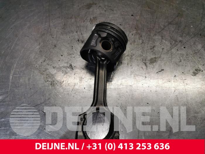Kolben van een Opel Combo 1.3 CDTI 16V 2017