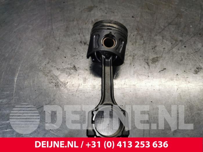 Używane Tlok Opel Combo 1.3 CDTI 16V Cena € 60,50 Z VAT oferowane przez van Deijne Onderdelen Uden B.V.