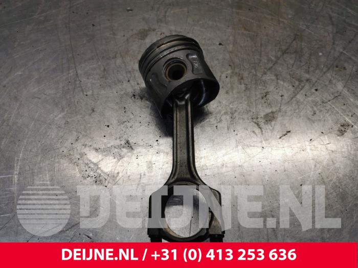 Używane Tlok Opel Combo 1.3 CDTI 16V Cena € 60,50 Z VAT oferowane przez van Deijne Onderdelen Uden B.V.