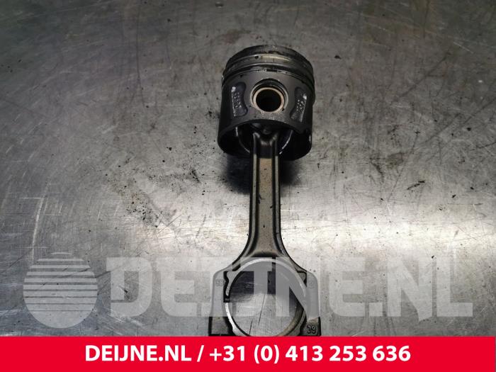 Używane Tlok Opel Combo 1.3 CDTI 16V Cena € 60,50 Z VAT oferowane przez van Deijne Onderdelen Uden B.V.
