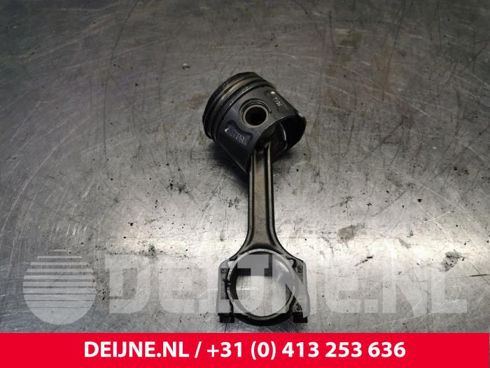 Używane Tlok Opel Combo 1.3 CDTI 16V Cena € 60,50 Z VAT oferowane przez van Deijne Onderdelen Uden B.V.