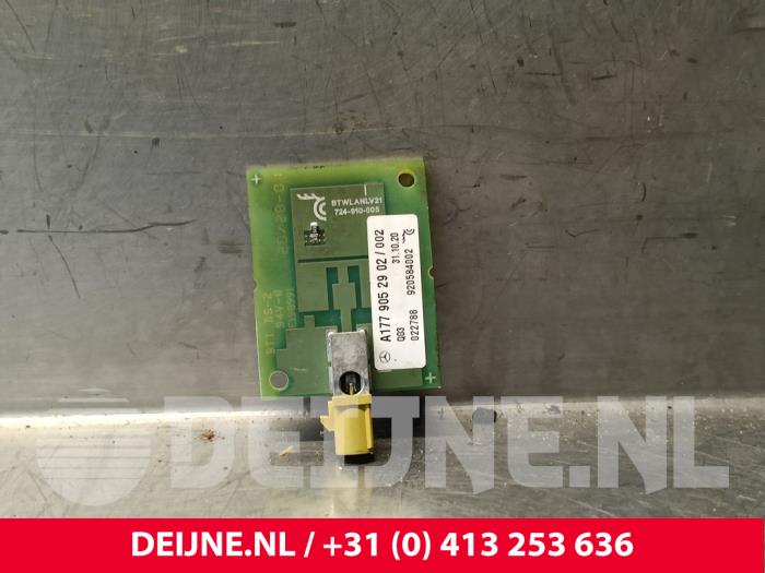 Używane Antena Mercedes Sprinter 5t (907.6) 514 CDI 2.1 D RWD Cena € 12,10 Z VAT oferowane przez van Deijne Onderdelen Uden B.V.