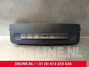 Usados Interruptor de luz de pánico Mercedes Vito Tourer (447.7) 2.2 114 CDI 16V Precio € 42,35 IVA incluido ofrecido por van Deijne Onderdelen Uden B.V.