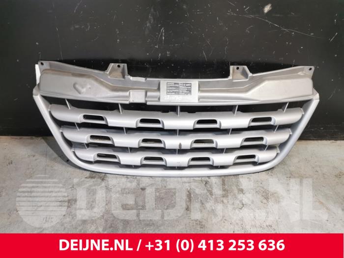 Używane Grill Renault Master III (MA/MB/MC/MD/MH/MF/MG/MH) 2.3 dCi 16V Cena € 78,65 Z VAT oferowane przez van Deijne Onderdelen Uden B.V.