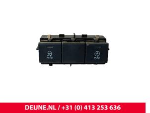 Używane Przelacznik ESP Opel Vivaro 2.0 CDTI 177 Cena € 18,15 Z VAT oferowane przez van Deijne Onderdelen Uden B.V.