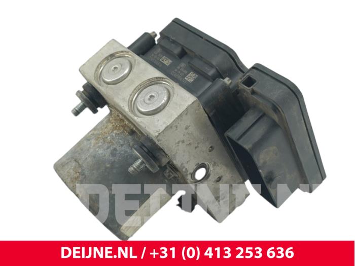 Używane Pompa ABS Renault Master III (FV) 2.3 dCi 165 16V RWD Cena € 181,50 Z VAT oferowane przez van Deijne Onderdelen Uden B.V.