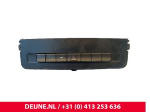 Usados Interruptor de luz de pánico Mercedes Vito (447.6) 2.2 114 CDI 16V Precio € 42,35 IVA incluido ofrecido por van Deijne Onderdelen Uden B.V.